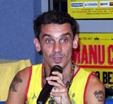 Manu Chao na konferencji w Warszawie Manu Chao na konferencji w Warszawie