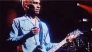 Pat Smear podczas koncertu w programie "Saturday Night Live"