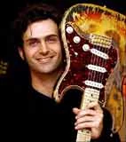 Dweezil Zappa z gitarą Jimiego Hendrixa Dweezil Zappa z gitarą Jimiego Hendrixa
