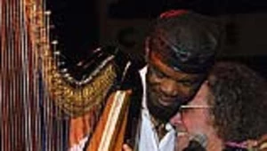 Andreas Vollenweider z południowoafrykańskim muzykiem Pops Mohamedem