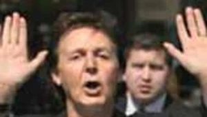 Paul McCartney i jego sztuczne paznokcie