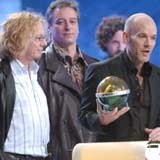 R.E.M.(Mike Mills pierwszy z lewej)