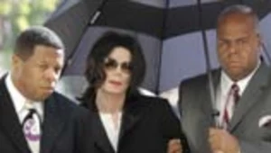 Michael Jackson przybywa na rozprawę 10 marca