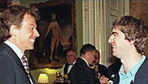 Tony Blair i Noel Gallagher (Oasis) w siedzibie premiera w 1997 roku