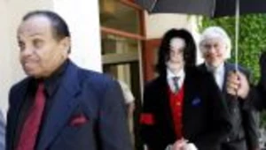 Michael Jackson z ojcem i adwokatem