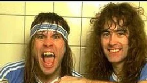 Bruce Dickinson i Steve Harris, dwaj piłkarze z Iron Maiden