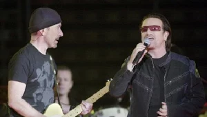 Edge i Bono, w tle Larry Mullen