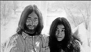 John Lennon z żoną Yoko Ono
