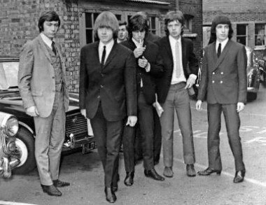 Brian Jones (drugi od lewej) w The Rolling Stones