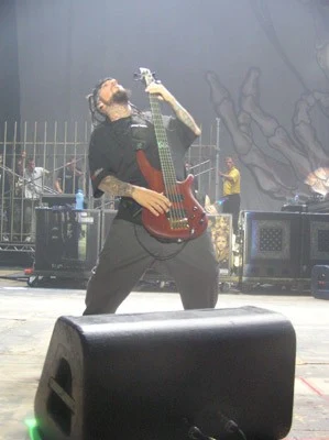 Fieldy (Korn), a w tle fani w Korn Cage