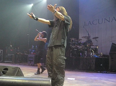Andrea Ferro i Cristina Scabbia (w tle) z Lacuna Coil