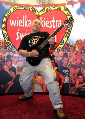 Jurek Owsiak z gitarą Carlosa Santany - fot. Michał Rozbicki