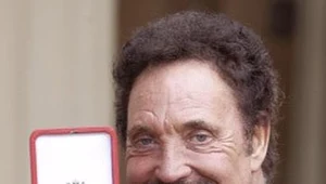 Sir Tom Jones prezentuje dowód swojego szlachectwa