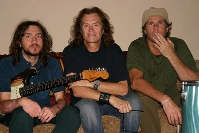 Doborowe trio (od lewej): John Frusciante, Glenn Hughes i Chad Smith Doborowe trio (od lewej): John Frusciante, Glenn Hughes i Chad Smith