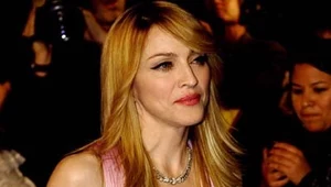 Madonna i jej czerwona nitka (na lewej ręce)