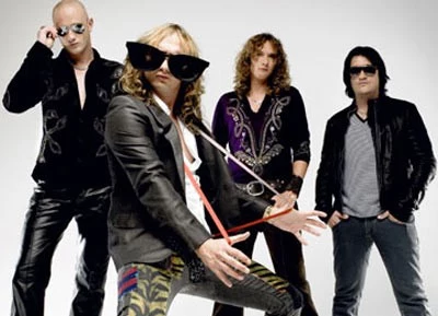 The Darkness: "Patriota" Justin Hawkins w za dużych okularach The Darkness: "Patriota" Justin Hawkins w za dużych okularach