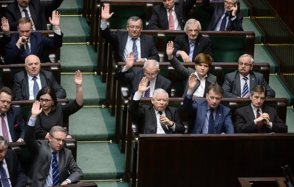 Posłowie PiS głosują przeciw ustawie ws. ratyfikacji konwencji o zapobieganiu przemocy Posłowie PiS głosują przeciw ustawie ws. ratyfikacji konwencji o zapobieganiu przemocy