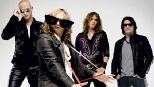 The Darkness jeszcze z Justinem Hawkinsem (Richie Edwards z lewej)