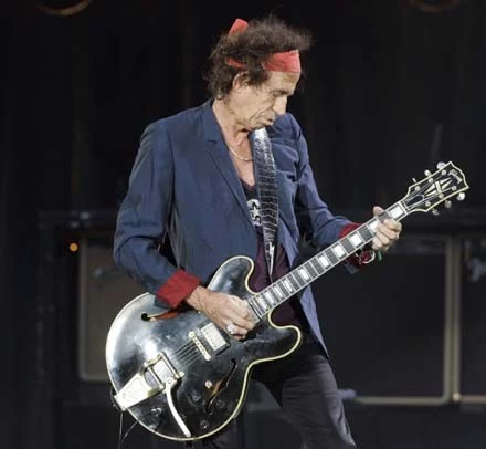 Keith Richards i jedna z jego wielu gitar Keith Richards i jedna z jego wielu gitar