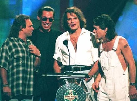 Van Halen spotkali się z Rothem (drugi z prawej) w 1996 roku na gali MTV