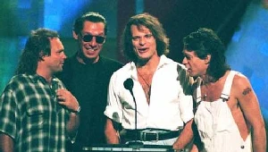 Van Halen spotkali się z Rothem (drugi z prawej) w 1996 roku na gali MTV