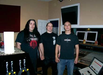 Vital Remains w studiu z producentem Erikiem Rutanem (w środku) Vital Remains w studiu z producentem Erikiem Rutanem (w środku)