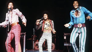 Jackson 5 w 1975 roku (w środku Michael Jackson) - fot. Anwar Hussein