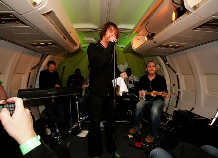 Jamiroquai podczas podniebnego koncertu - fot. Dave Hogan Jamiroquai podczas podniebnego koncertu - fot. Dave Hogan