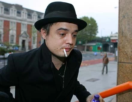 Pete Doherty nie zauważył tabliczki "Nie dokarmiać zwierząt"