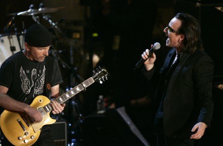 The Edge i jego Gibson Les Paul (z prawej Bono)