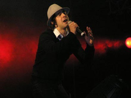 Paul Smith podczas koncertu Maximo Park w Warszawie