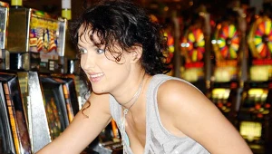 Sara wygrała 300 dolarów