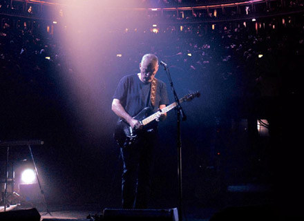 David Gilmour na okładce DVD "Remember That Night - Live At The Royal Albert Hall"