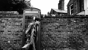 Sam Riley jako Ian Curtis w filmie "Control"