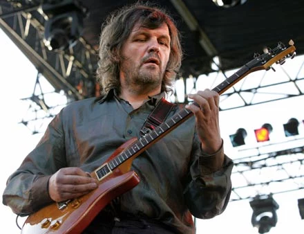 Emir Kusturica z gitarą, bez papierosa