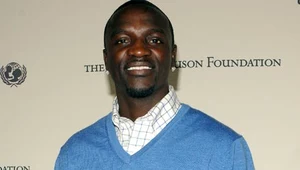 Akon uniknął groźnego wypadku na scenie - fot. Rob Loud