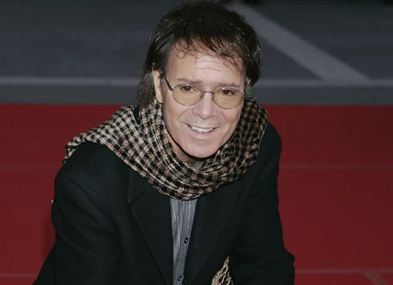 Cliff Richard idzie z duchem czasu - fot. Jo Hale Cliff Richard idzie z duchem czasu - fot. Jo Hale