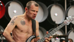Flea (RHCP) zamieszka "Pod mostem"?