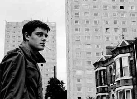 Odtwórca roli Iana Curtisa, Sam Riley, na plakacie filmu