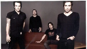 3 Colours Red (Keith Baxter drugi z lewej)