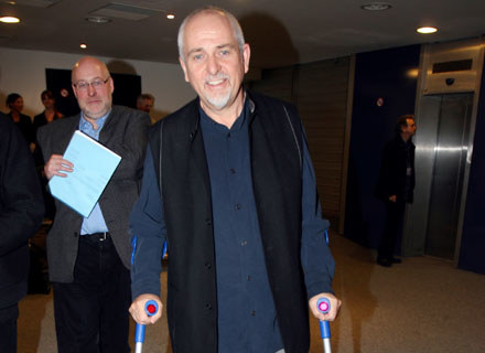 Peter Gabriel porusza się o kulach