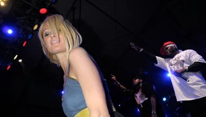 Paris Hilton (jeszcze) na scenie z 50 Centem fot. Charley Gallay