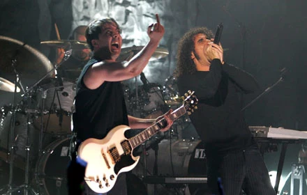 Daron Malakian i Serj Tankian fot. Paul Hawthorne