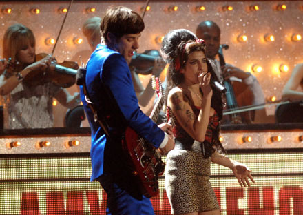 Mark Ronson i Amy Winehouse podczas Brit Awards fot. Dave M. Benett