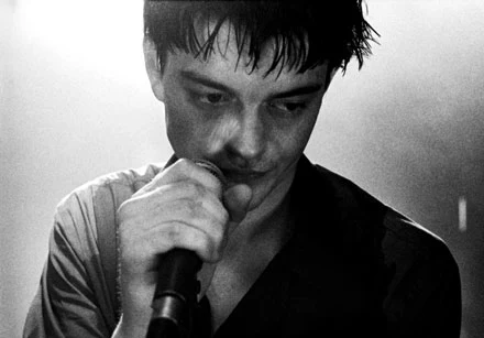 Sam Riley jako Ian Curtis w filmie "Control"