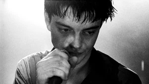 Sam Riley jako Ian Curtis w filmie "Control"