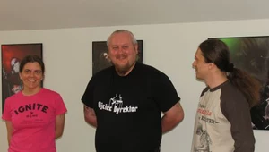 Bart z Hermh (w środku) po podpisaniu kontraktu