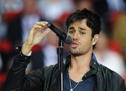 Enrique Iglesias podczas wykonywania utworu "Can You Hear Me" w finale Euro 2008