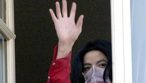 Michael Jackson nie rozstaje się z maską (zdjęcie z 2002 roku)