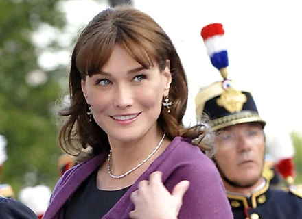 Carla Bruni czuje się zraniona miażdżącą krytyką ze strony francuskich mediów Carla Bruni czuje się zraniona miażdżącą krytyką ze strony francuskich mediów